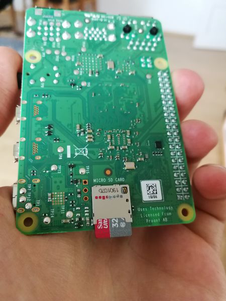 Datei:01.3 microsd einlegen.jpg